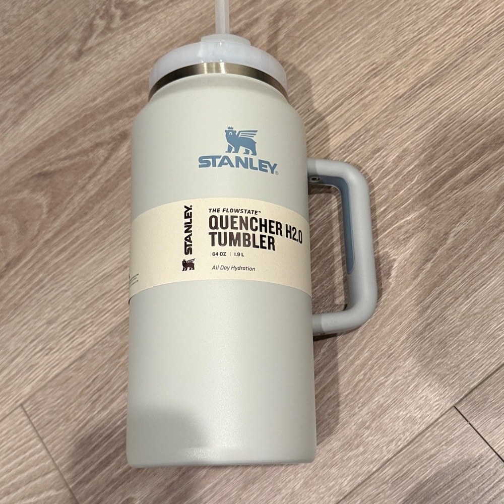BNWT Stanley 64 Oz Flowstate Quencher H2.0 Tumbler Gray Fog - Picture 2 of 4